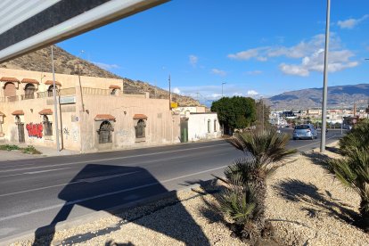 Al otro lado de la carretera las naves industriales.