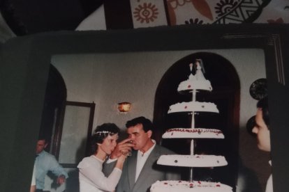 Juan y Carmen bebiendo de la copa de la felicidad.