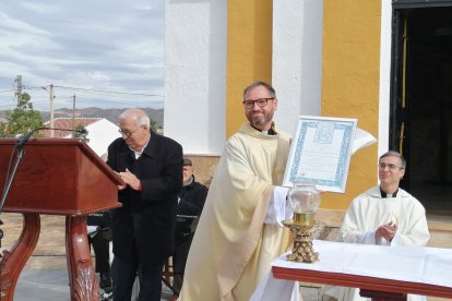 El vicario general recibió un recuerdo tras la misa de bendición de la ermita.