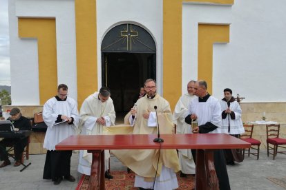 Misa de bendición de la ermita de la Santa Cruz tras la restauración.