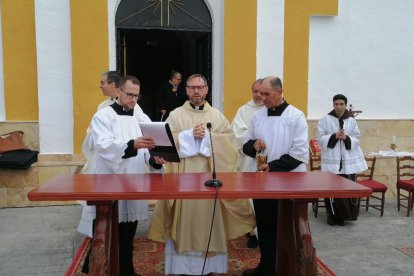 Misa de bendición de la ermita de la Santa Cruz tras la restauración.