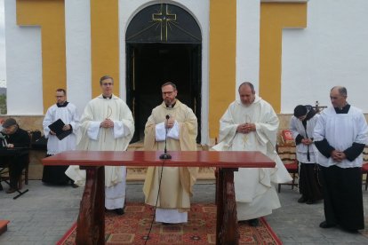 Misa de bendición de la ermita de la Santa Cruz tras la restauración.
