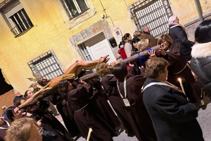 Traslado del Santo Cristo en su regreso a la ermita de la Santa Cruz.