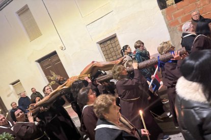 Traslado del Santo Cristo en su regreso a la ermita de la Santa Cruz.