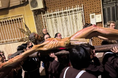 Traslado del Santo Cristo en su regreso a la ermita de la Santa Cruz.