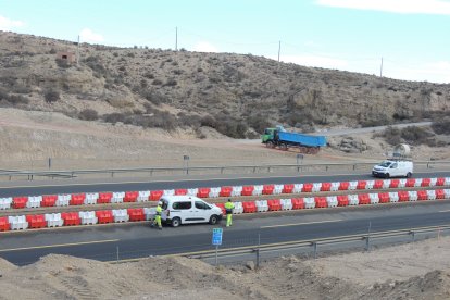 Operarios abriendo de nuevo el carril izquierdo de la A-7 dirección Murcia.