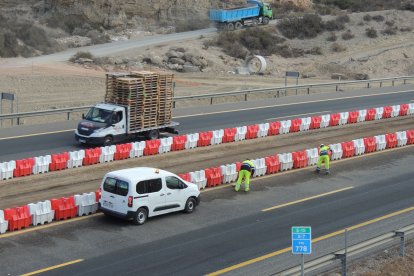 Limpiando la calzada minutos antes de reabrirla al tráfico.