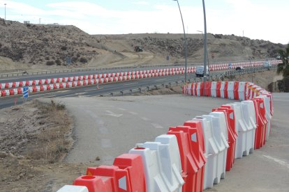 Separadores en lo que antes era la antigua subida al cementerio de Viator.