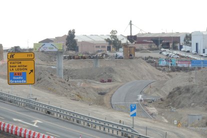 Al fondo se ve el nuevo ramal de acceso a la Ciudad Deportiva ya asfaltado.