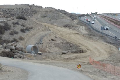 Las máquinas a pleno rendimiento para allanar el terreno.
