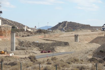 Los pilares ya colocados en el ramal que irá en dirección Granada.