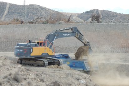 Retirando arena en el lugar donde irán los carriles.
