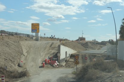 Junto a la puerta de la Ciudad Deportiva también hay actividad.
