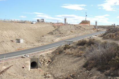 El acceso ya asfaltado para ir al recinto deportivo.