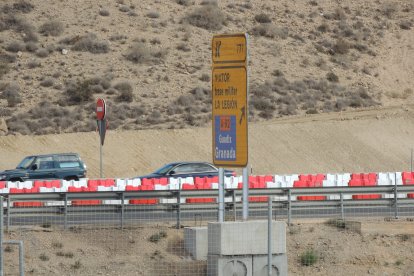 Cartel para los conductores en un tramo donde las obras van a más.