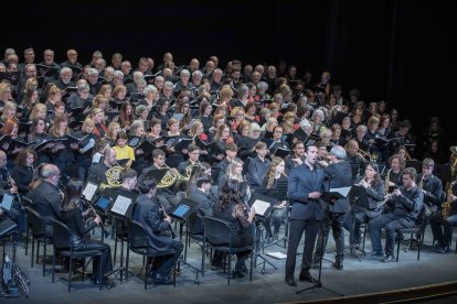 El Auditorio se llenó de armonía, emoción y solidaridad con el concierto ‘Cantamos a Valencia’ de ocho coros de Almería. Foto: JA Holgado.