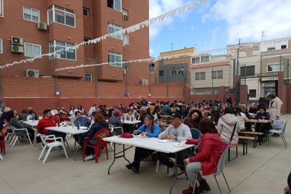 El patio de la Casa de Don Bosco, lleno.
