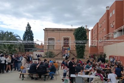 El patio de la Casa de Don Bosco, lleno.