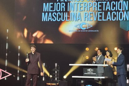 El almeriense Cristalino, tras recoger el Premio Carmen a mejor interpretación masculina revelación.