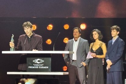 Cristalino, tras recoger el Premio Carmen de manos de sus compañeros de reparto Mafo, Stéphanie Magnin y Daniel Ibáñez.