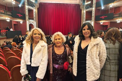 Nieves Gómez, una acompañante y Almudena Morales.