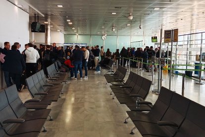 La representación almeriense, en el Aeropuerto de El Alquián.