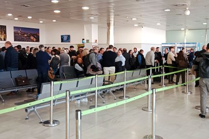 La representación almeriense, en el Aeropuerto de El Alquián.
