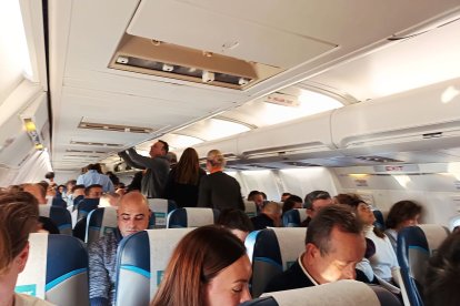 La expedición almeriense, en el avión.
