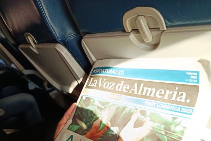 Leyendo el especial de Agricultura 2000 de LA VOZ realizado para la Fruit Logistica.