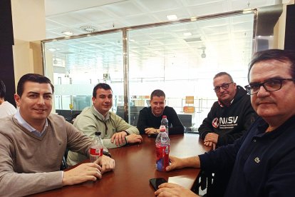 José Francisco Garrido, alcalde de Níjar; Jesús Guerrero, concejal de Agricultura nijareño; Pablo Requena, del gabinete de prensa del Ayuntamiento de Níjar; Olivier Martínez, comercial de CM2000, y el diputado Antonio Jesús Rodríguez.