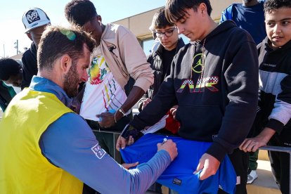 Leo Baptistao también tuvo un momento para firmar.