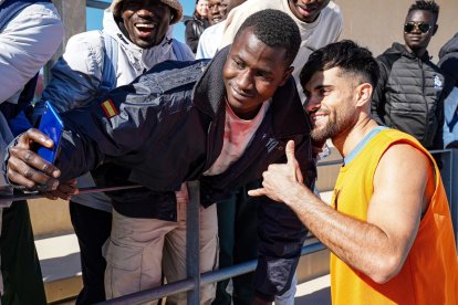 Arnau nunca niega una foto.