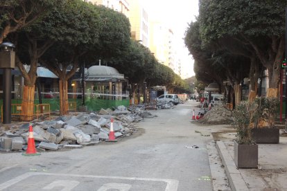 La señalización en la vía y las obras a los laterales.