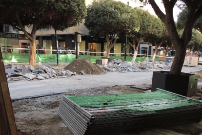 Las vallas en uno de los márgenes de la calzada.