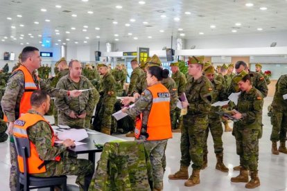 La Legión, en el Aeropuerto de Almería, rumbo a Rumanía.