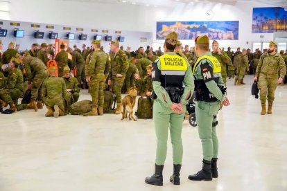 La Legión, en el Aeropuerto de Almería rumbo a Rumanía.