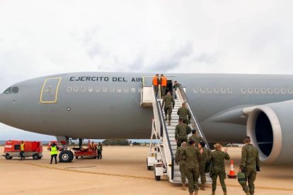 La Legión, en el Aeropuerto de Almería rumbo a Rumanía.
