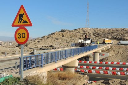 El puente por el que los vehículos se dirigían al viejo campo de Las Ericas.