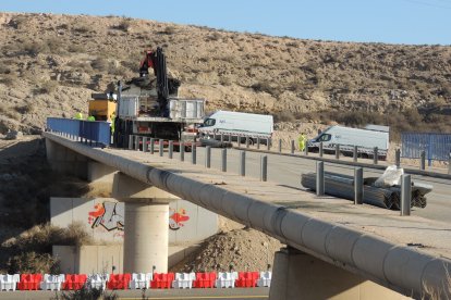 Operarios cortando las vallas de seguridad.