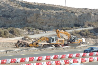 Las máquinas que trabajan en las obras de enlace de la A-7 con la A-92.