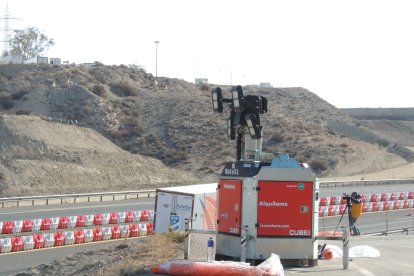 Un generador y focos para poder trabajar a cualquier hora del día.