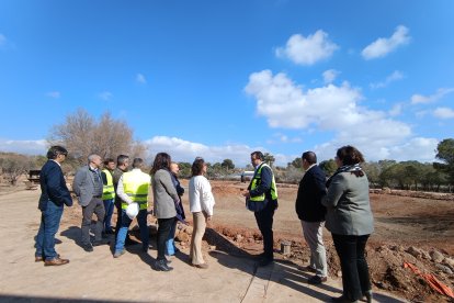 La consejera atendiendo a la explicación sobre la actuación en las láminas de agua