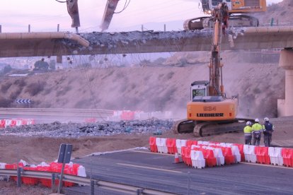 El escombro cayendo sobre la tierra.