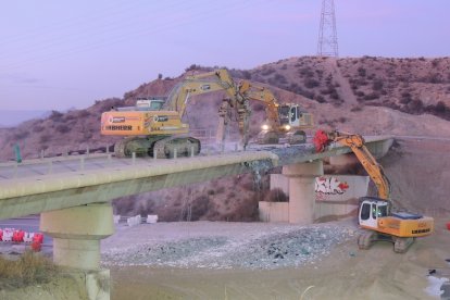 Caía la tarde y se encendían los focos.