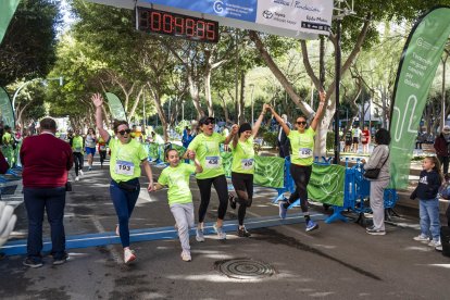 Un grupo entra con los brazos extendidos, disfrutando del momento.
