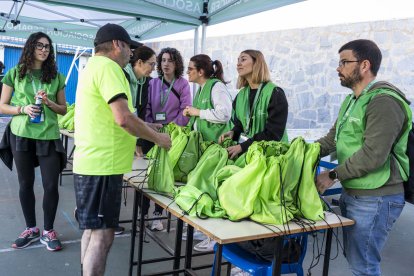Recogiendo el avituallamiento para recuperar fuerzas.