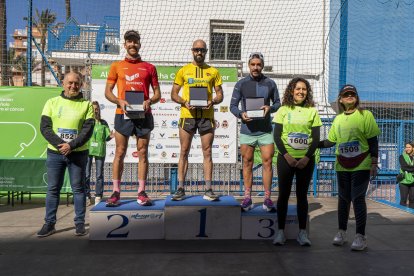 En el podio de la categoría absoluta masculina.