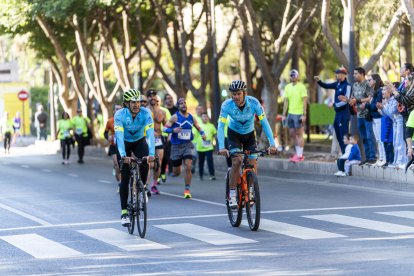 El equipo de ciclista escolta a los corredores durante la carrera.