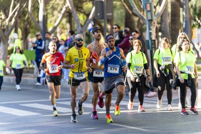 Lucha por cruzar la meta el primero.