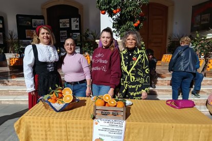 La alcaldesa de Gádor, Lordes Ramos vestida de refajona junto a las vecinas.